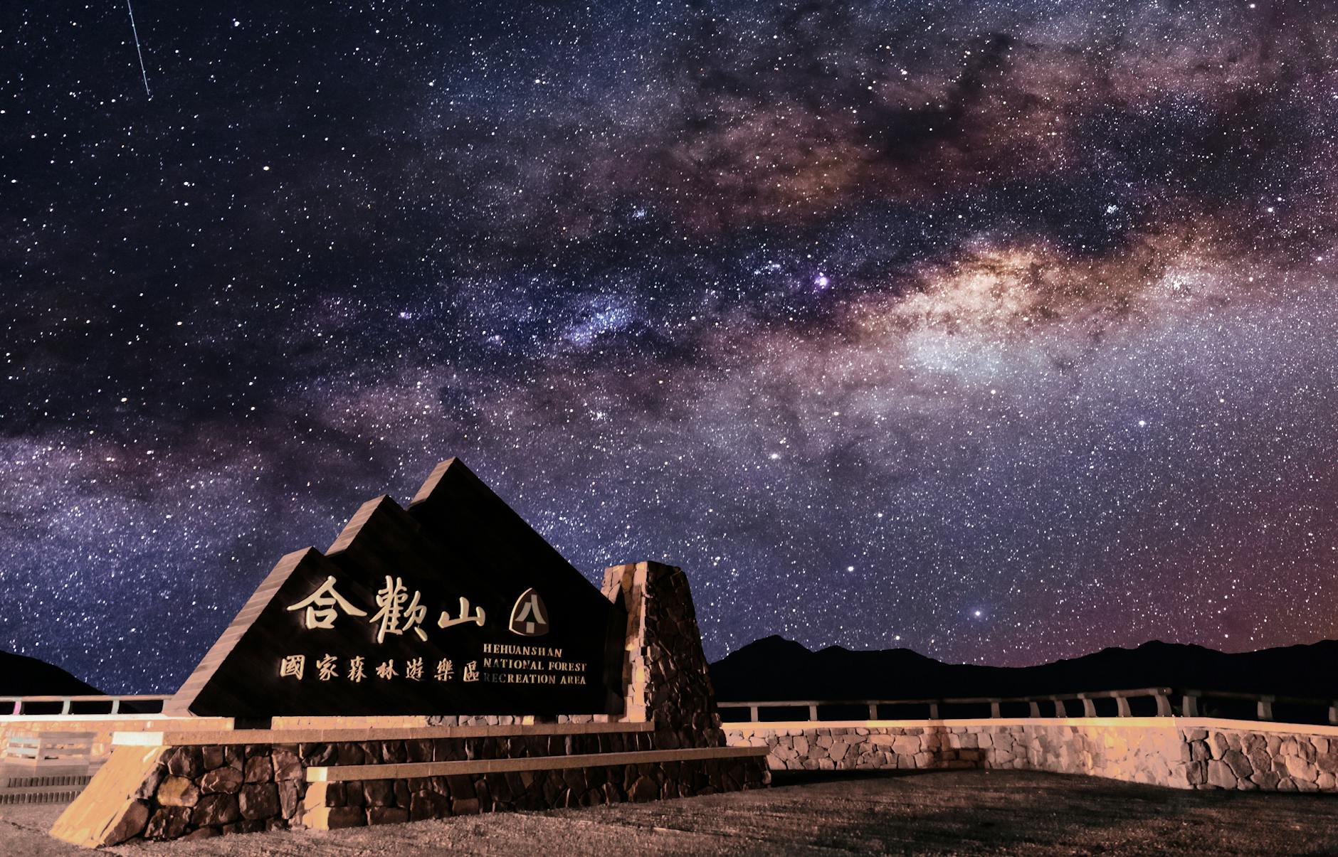 西洋占星自學入門書籍封面，涵蓋星座基礎與解盤技巧教學。