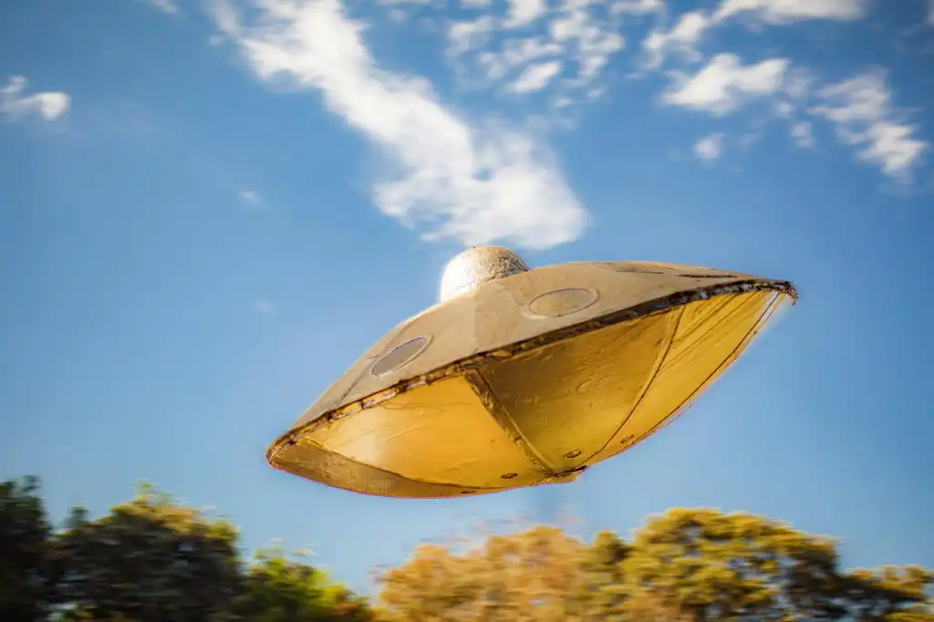 古代中國文獻中記載的不明飛行物體(UFO)與外星紀錄解析示意圖。