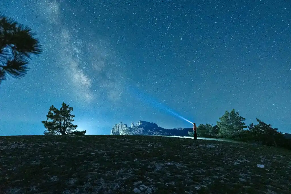 一張列出十二星座名稱、出生日期、優缺點的資訊圖表。